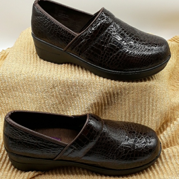 NWOT CLOGS - Picture 2 of 3